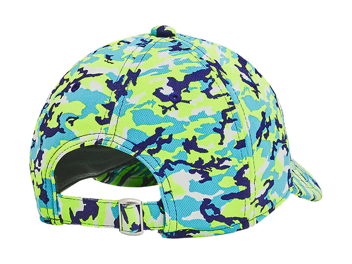 Gorra Under Armour con estampado de camuflaje en colores azul, celeste y verde neón.