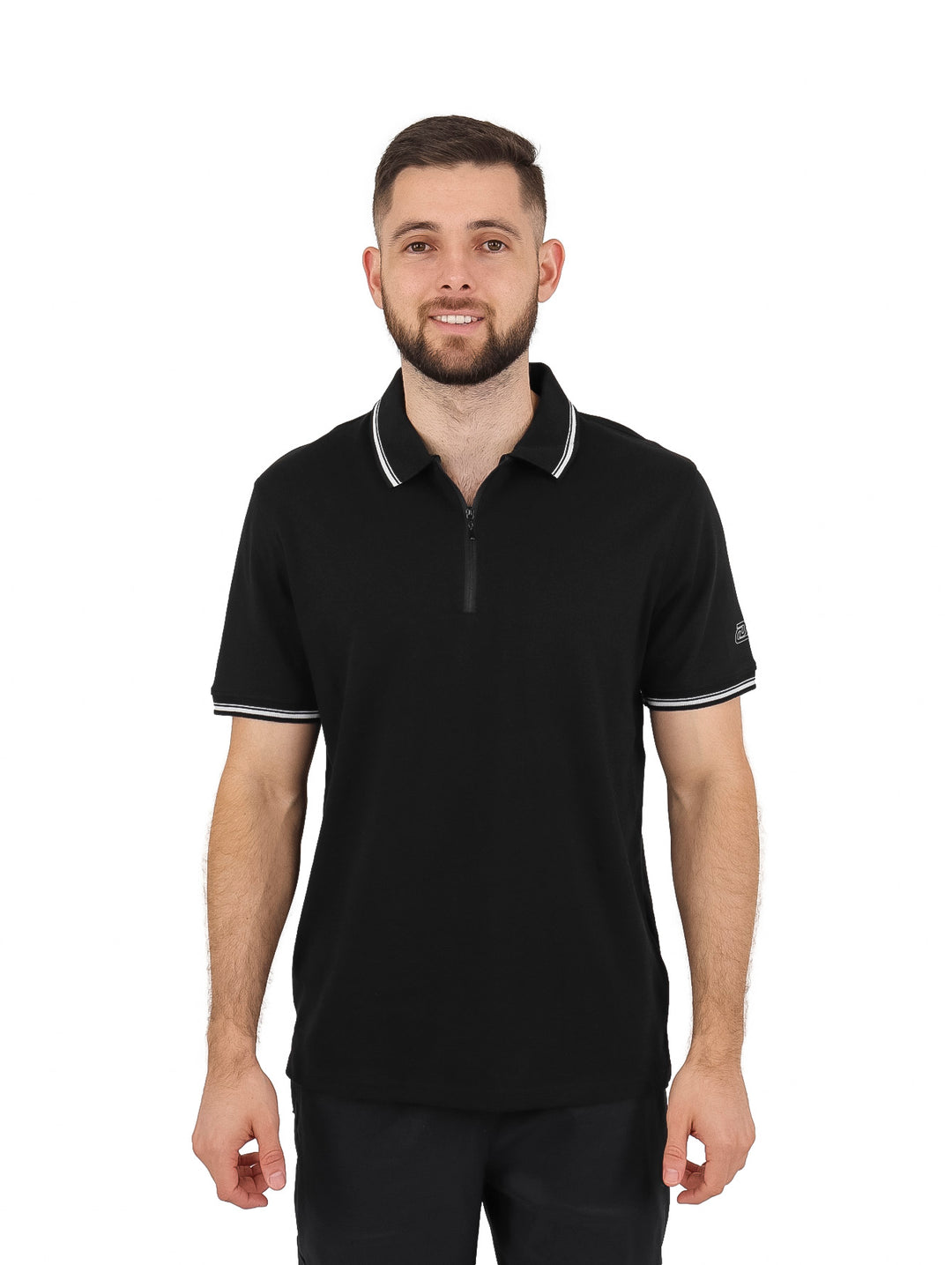 Hombre vistiendo una playera polo negra de manga corta con detalles blancos en el cuello y mangas.