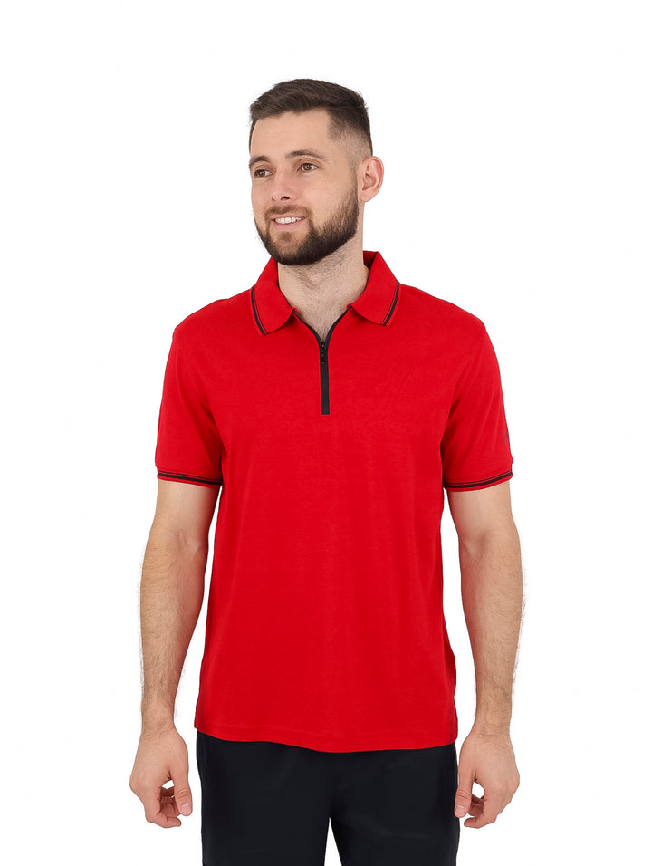 Hombre vistiendo playera polo color rojo con cuello y mangas detallados en negro y cierre frontal.
