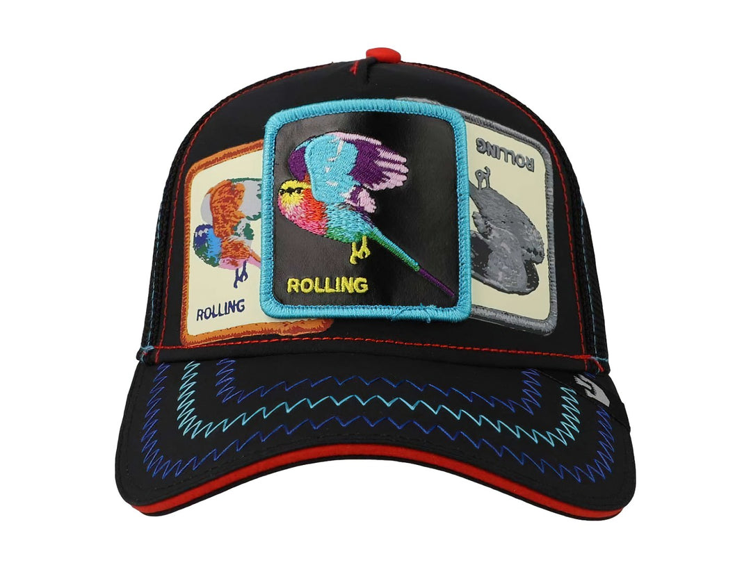 Gorra negra Goorin Bros con parches bordados de loros coloridos y detalles en rojo.