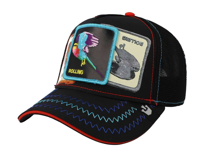Gorra negra Goorin Bros con parches bordados de loros coloridos y detalles en rojo.