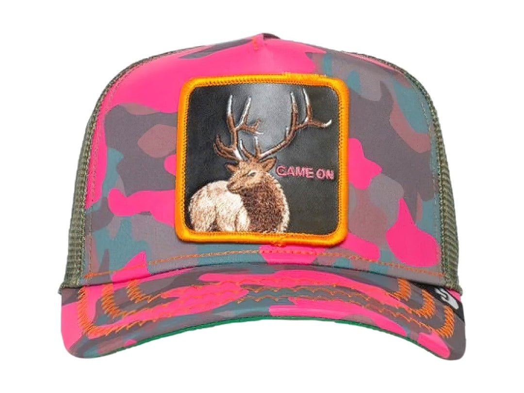 Gorra Goorin Bros con estampado de camuflaje en tonos rosa y verde, featuring un parche frontal de un ciervo.