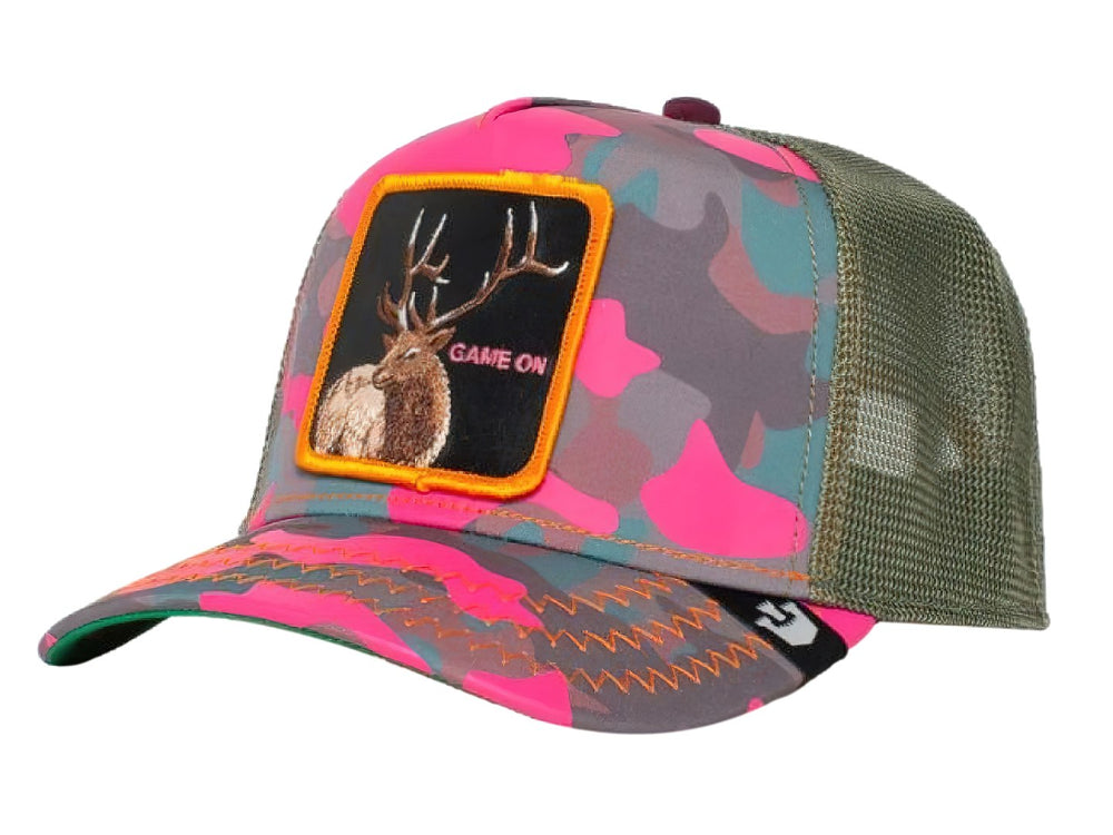 Gorra Goorin Bros con estampado de camuflaje en tonos rosa y verde, featuring un parche frontal de un ciervo.