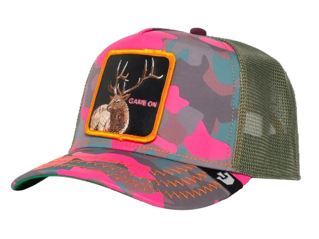 Gorra Goorin Bros con estampado de camuflaje en tonos rosa y verde, featuring un parche frontal de un ciervo.