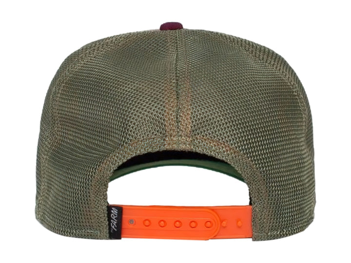 Gorra Goorin Bros con estampado de camuflaje en tonos rosa y verde, featuring un parche frontal de un ciervo.