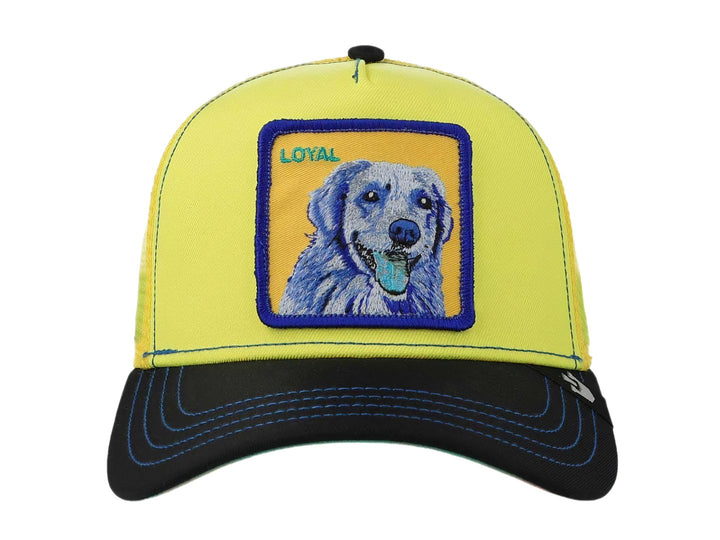 Gorra Goorin Bros amarilla con visera negra y un parche frontal bordado de un perro blanco con la palabra LOYAL.
