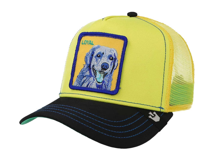 Gorra Goorin Bros amarilla con visera negra y un parche frontal bordado de un perro blanco con la palabra LOYAL.