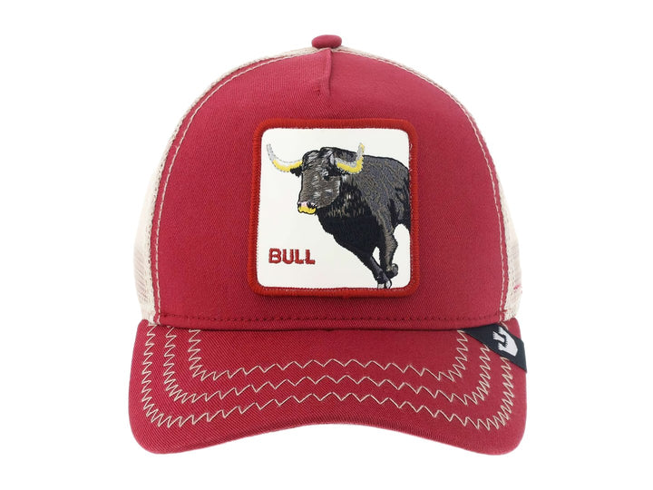 Gorra roja Goorin Bros con parche de toro negro y laterales de malla beige.