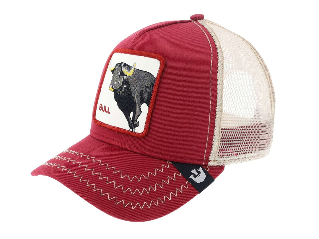 Gorra roja Goorin Bros con parche de toro negro y laterales de malla beige.