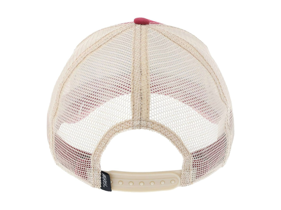 Gorra roja Goorin Bros con parche de toro negro y laterales de malla beige.