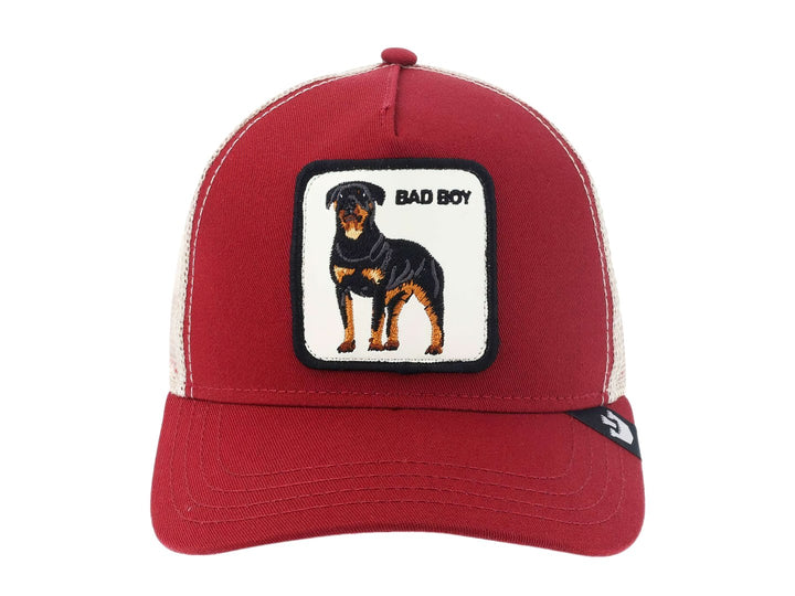 Gorra roja Goorin Bros con parche frontal bordado de un perro y el texto Bad Boy.
