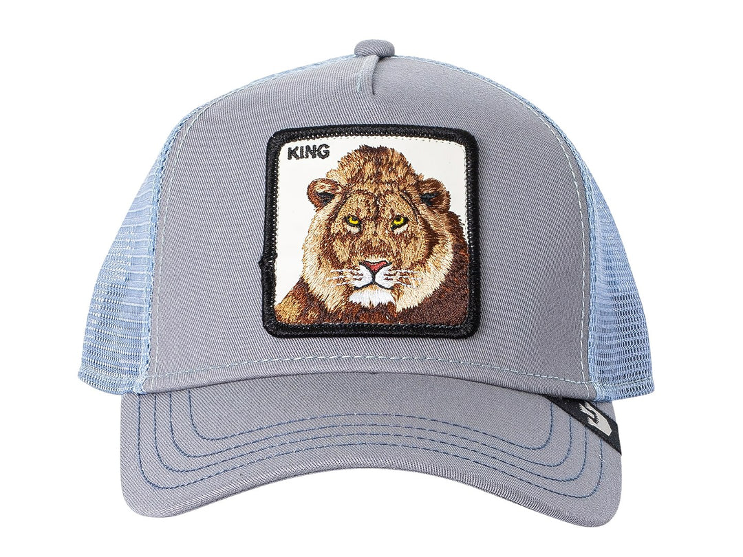 Gorra Goorin Bros color gris con malla azul y un parche frontal bordado de la cara de un león con el texto KING.