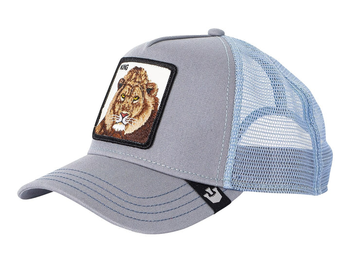 Gorra Goorin Bros color gris con malla azul y un parche frontal bordado de la cara de un león con el texto KING.