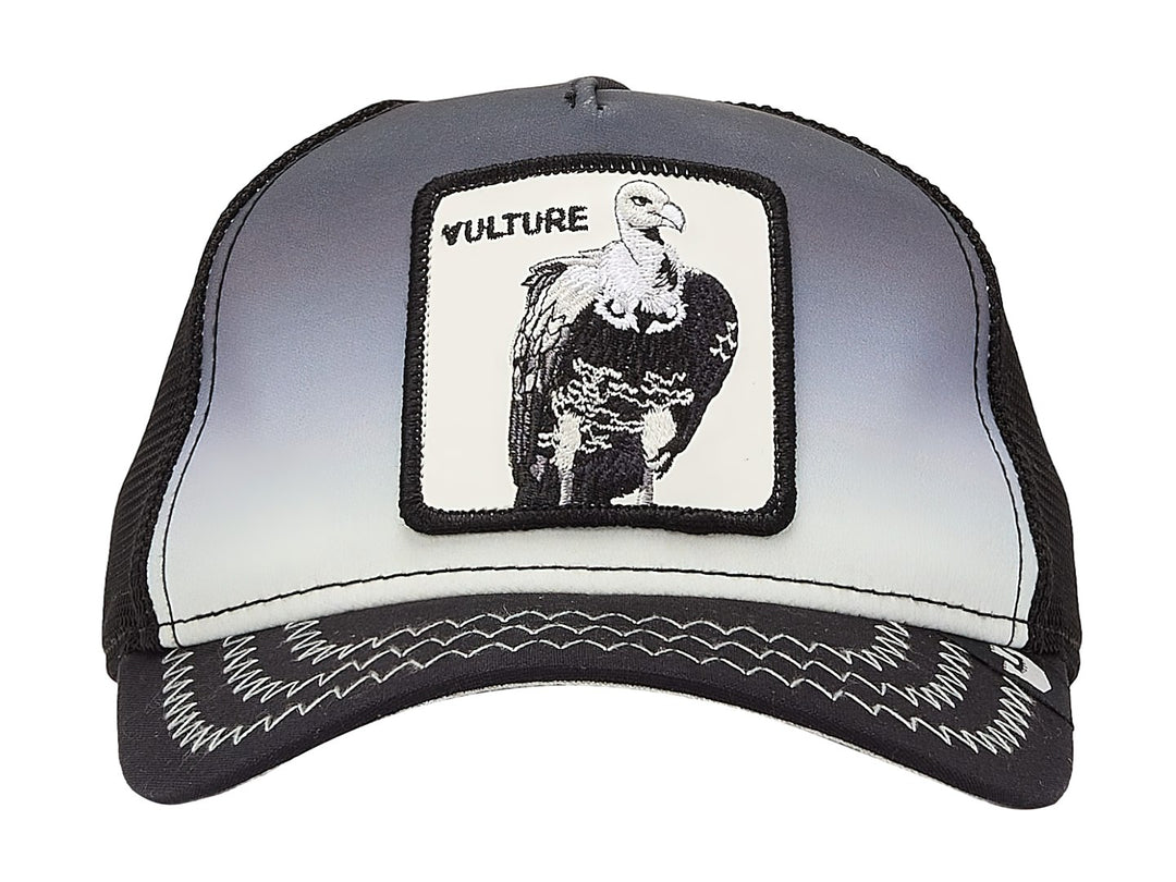 Gorra Goorin Bros con diseño degradado de negro a blanco y un parche frontal con la imagen de un buitre.