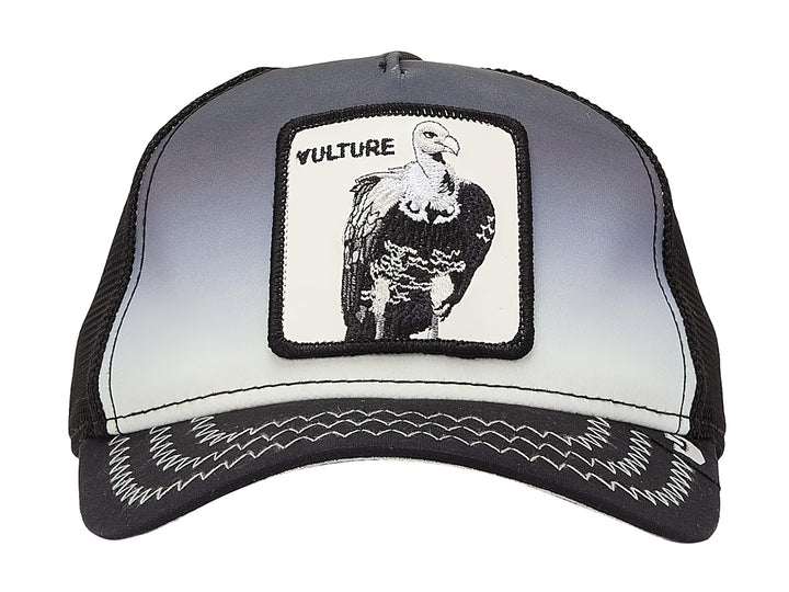 Gorra Goorin Bros con diseño degradado de negro a blanco y un parche frontal con la imagen de un buitre.