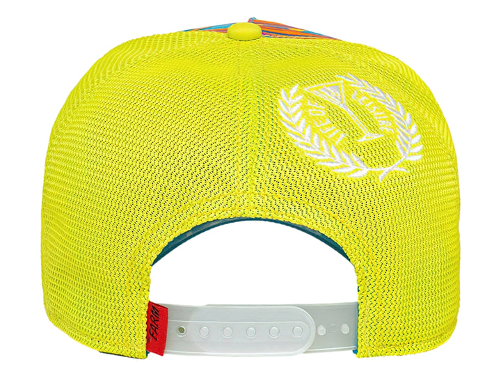 Gorra amarilla Goorin Bros con diseño colorido y parche de cangrejo con el texto CRABBY.