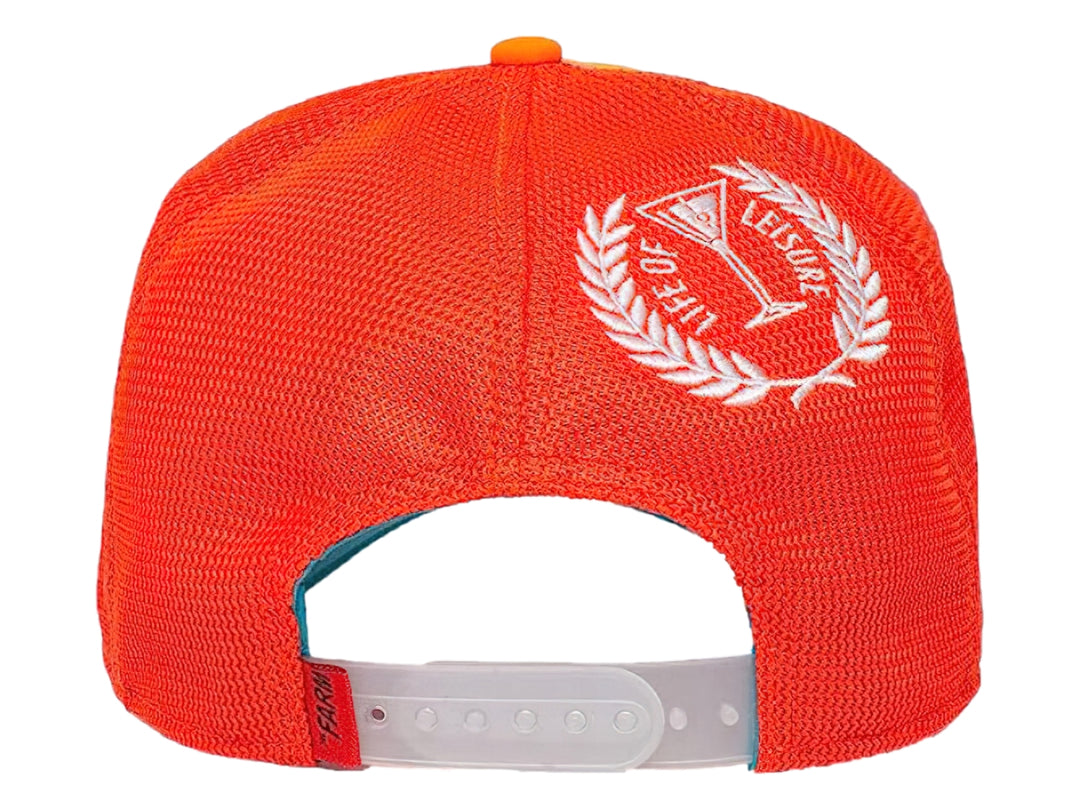 Gorra Goorin Bros multicolor con visera naranja y parche bordado de un pez payaso.