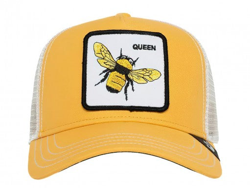 Gorra amarilla Goorin Bros con parche frontal de una abeja reina sobre fondo blanco y malla blanca posterior.