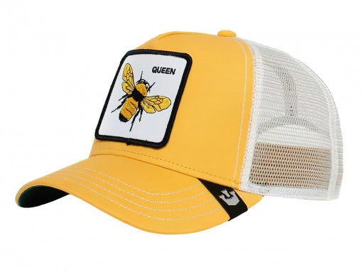 Gorra amarilla Goorin Bros con parche frontal de una abeja reina sobre fondo blanco y malla blanca posterior.