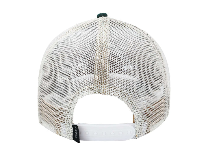Gorra Goorin Bros con corona amarilla, visera verde y un parche frontal con la imagen de una vaca y el texto CASH.