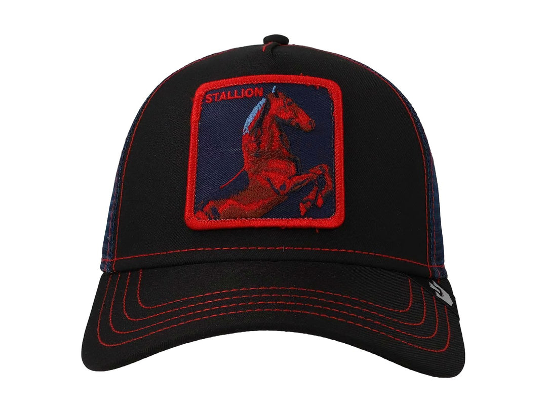 Gorra negra Goorin Bros con parche frontal de un caballo rojo y costuras decorativas en color rojo.