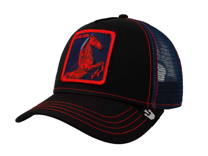 Gorra negra Goorin Bros con parche frontal de un caballo rojo y costuras decorativas en color rojo.