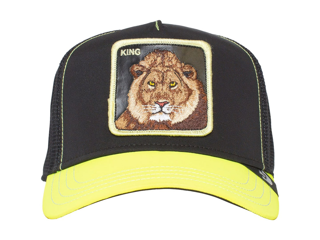 Gorra negra Goorin Bros con visera amarilla y un parche frontal bordado de la cara de un león con el texto KING.