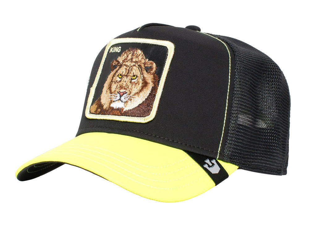 Gorra negra Goorin Bros con visera amarilla y un parche frontal bordado de la cara de un león con el texto KING.