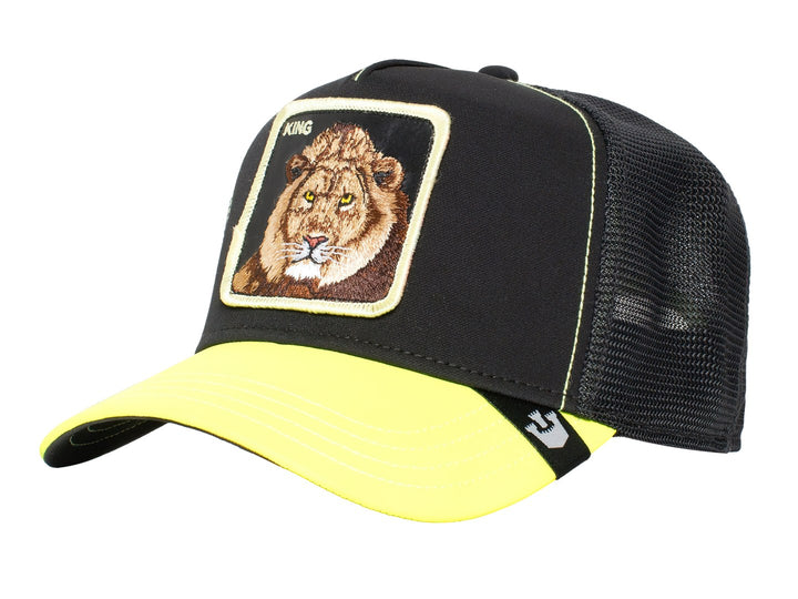 Gorra negra Goorin Bros con visera amarilla y un parche frontal bordado de la cara de un león con el texto KING.