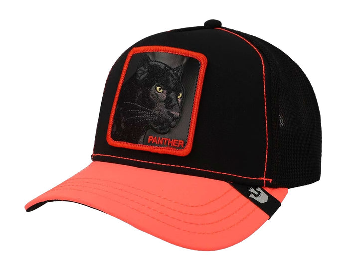 Gorra negra Goorin Bros con visera naranja y parche frontal de una pantera negra.