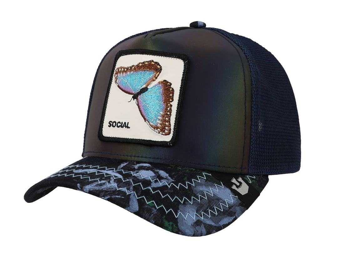 Gorra azul Goorin Bros con parche frontal de una mariposa azul y blanca sobre fondo blanco.