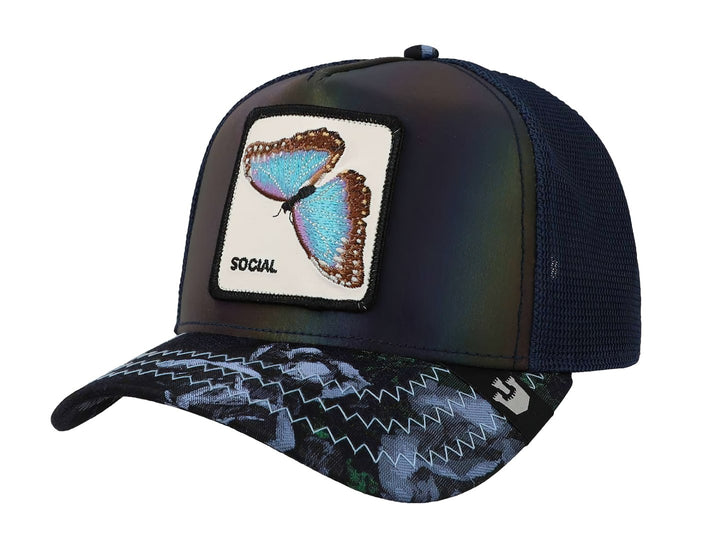 Gorra azul Goorin Bros con parche frontal de una mariposa azul y blanca sobre fondo blanco.