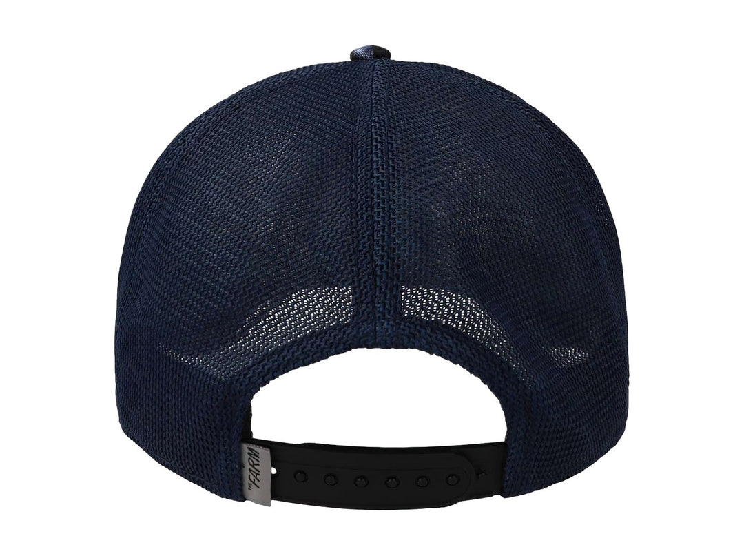Gorra azul Goorin Bros con parche frontal de una mariposa azul y blanca sobre fondo blanco.