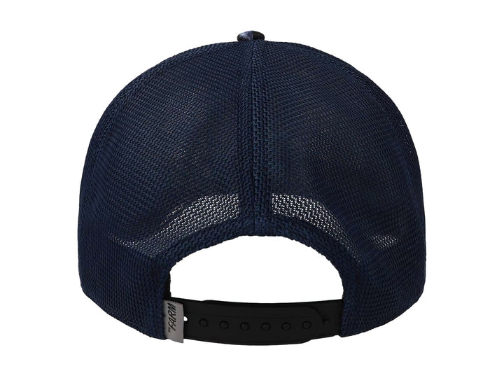 Gorra azul Goorin Bros con parche frontal de una mariposa azul y blanca sobre fondo blanco.