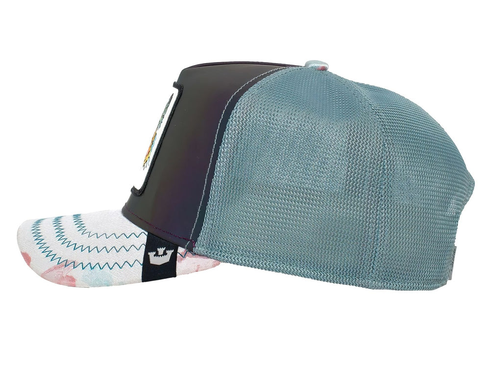 Gorra snapback Goorin Bros con parche de mariposa, panel frontal oscuro y visera con estampado floral.