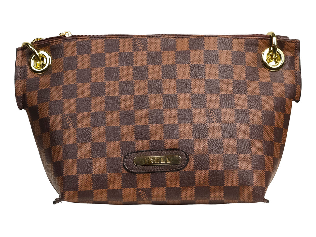 Bolso de hombro color café con estampado de cuadros y detalles metálicos dorados.