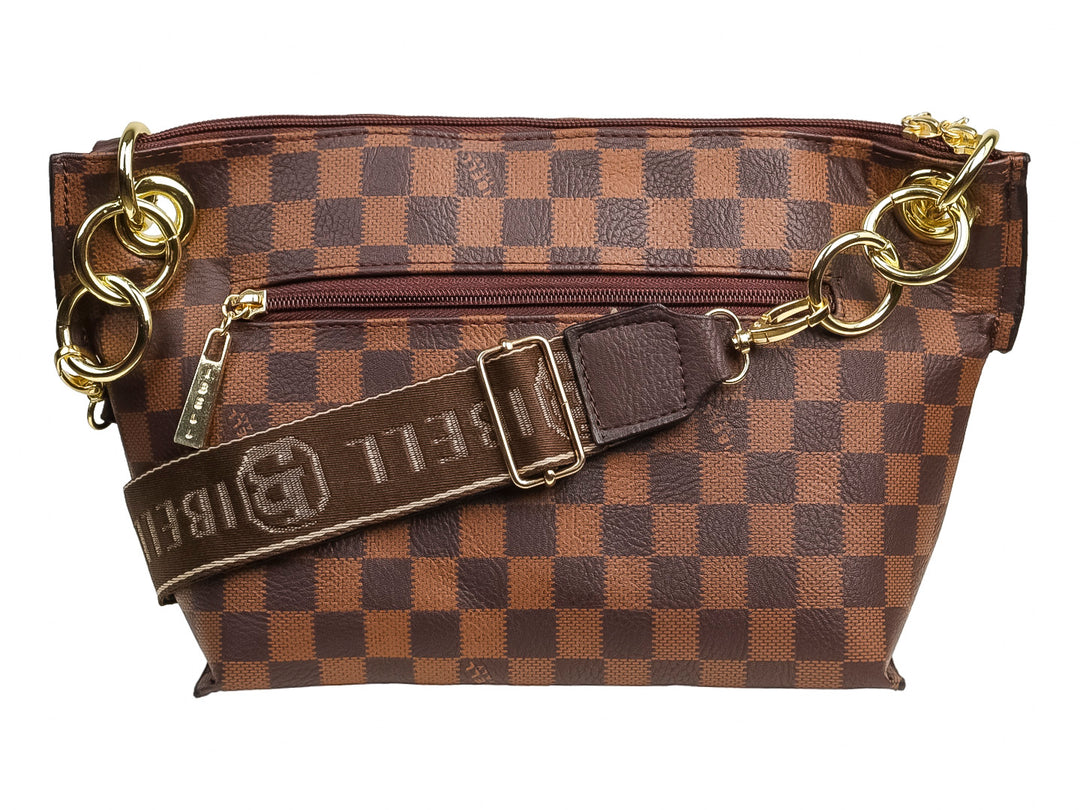 Bolso de hombro color café con estampado de cuadros y detalles metálicos dorados.