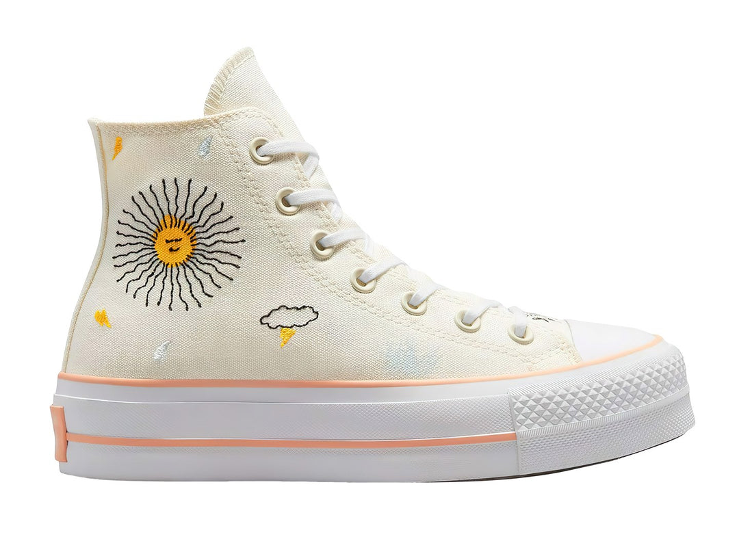 Tenis Converse blancos de bota con plataforma y bordados de un sol y nubes.