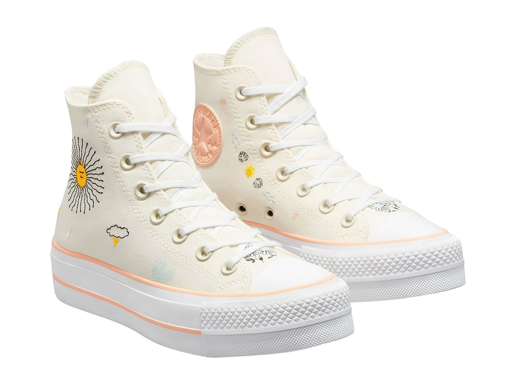Tenis Converse blancos de bota con plataforma y bordados de un sol y nubes.