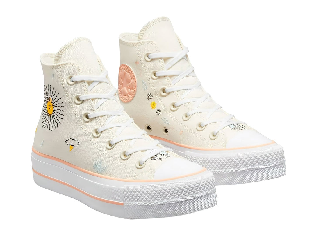 Tenis Converse blancos de bota con plataforma y bordados de un sol y nubes.