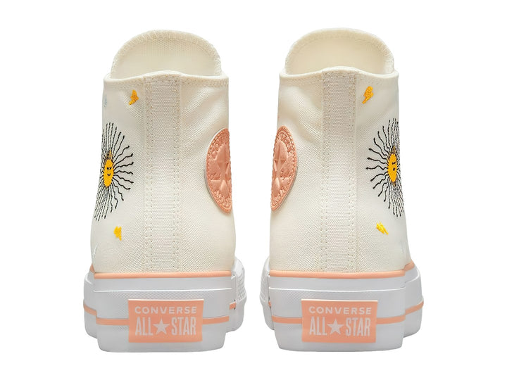 Tenis Converse blancos de bota con plataforma y bordados de un sol y nubes.