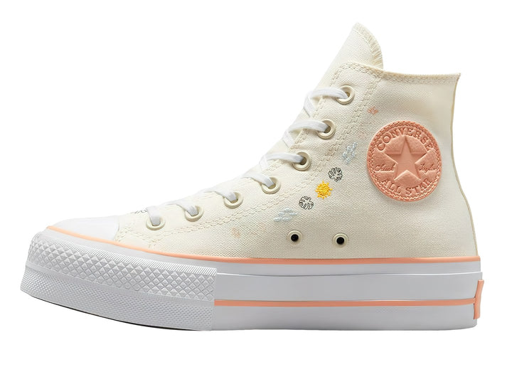 Tenis Converse blancos de bota con plataforma y bordados de un sol y nubes.