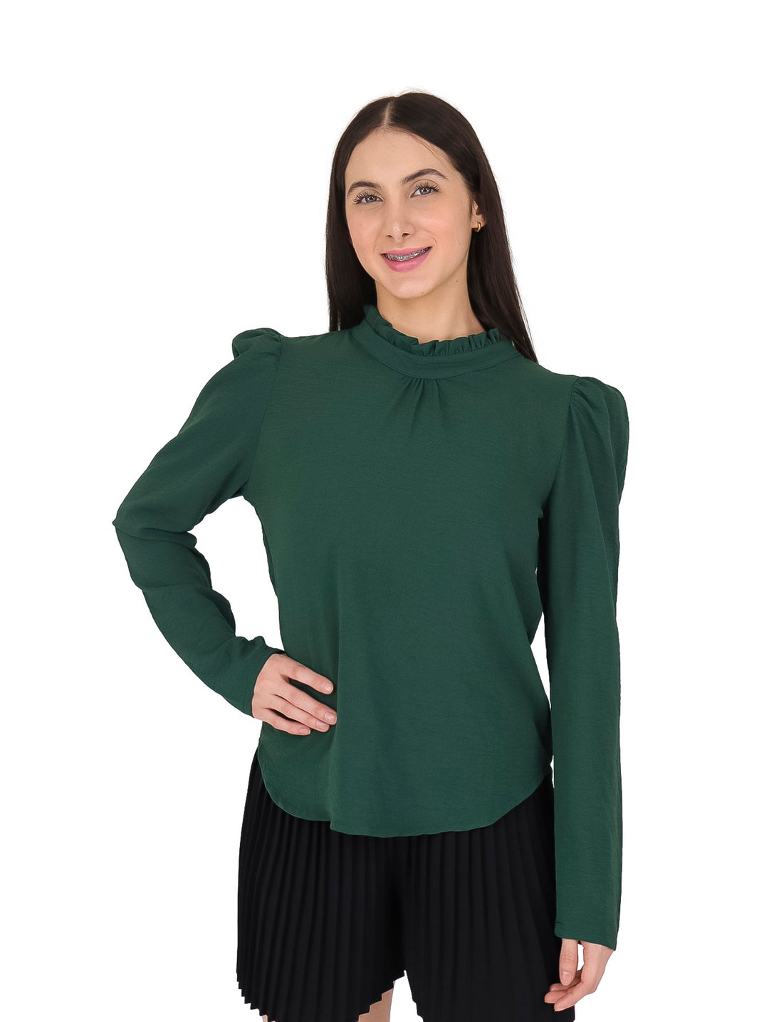 Mujer vistiendo blusa color verde oscuro de manga larga con cuello surcido y hombros abullonados.