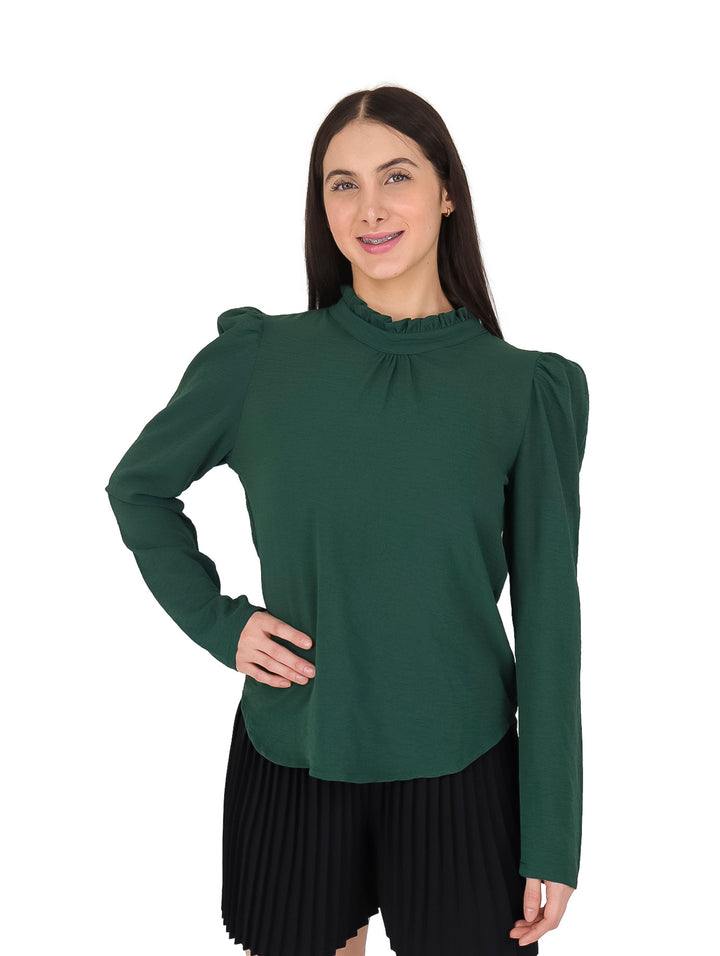 Mujer vistiendo blusa color verde oscuro de manga larga con cuello surcido y hombros abullonados.