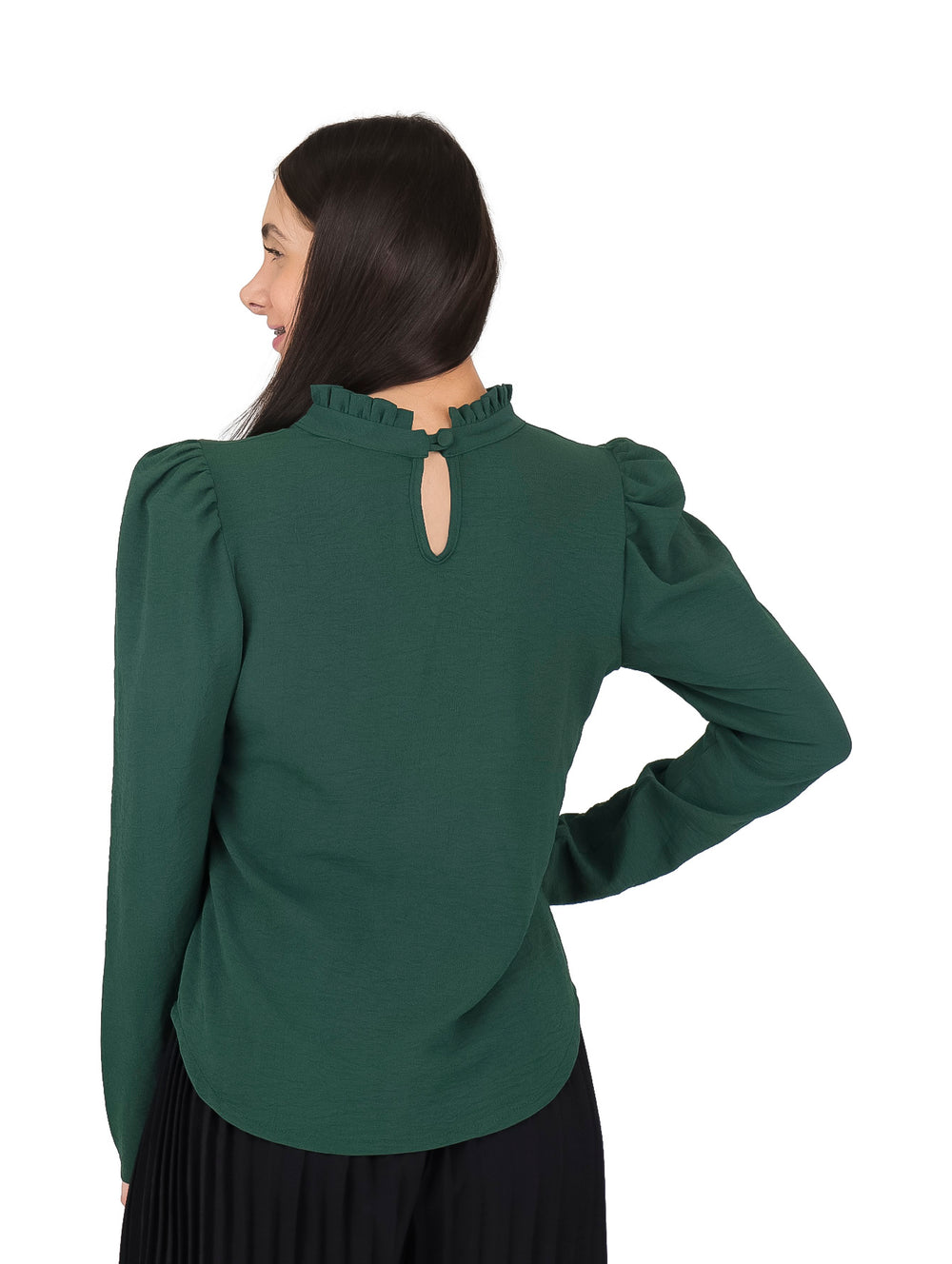 Mujer vistiendo blusa color verde oscuro de manga larga con cuello surcido y hombros abullonados.
