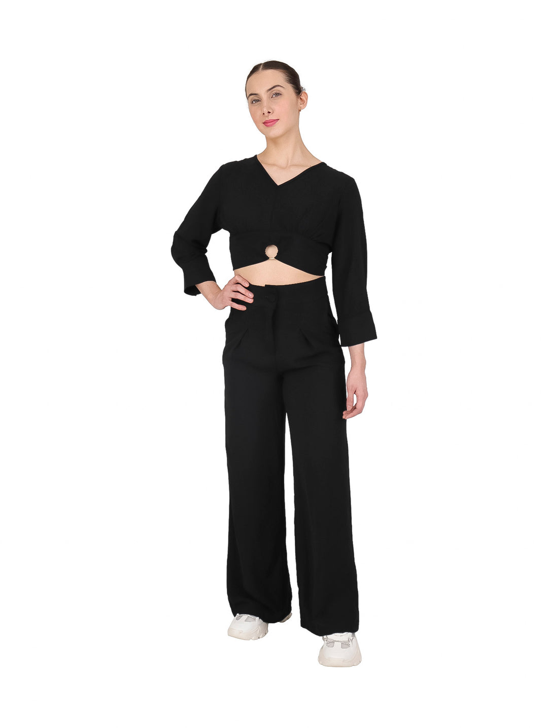 Mujer vistiendo un conjunto de dos piezas en color negro compuesto por un top corto y pantalón ancho.