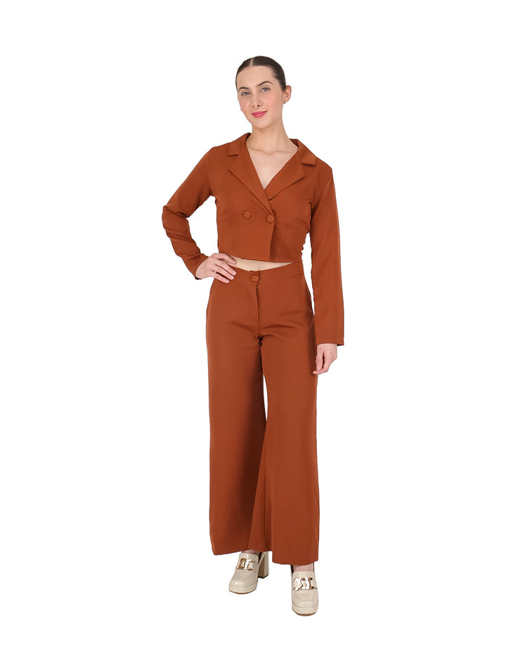 Mujer vistiendo un conjunto de blazer corto y pantalón ancho en color camel.