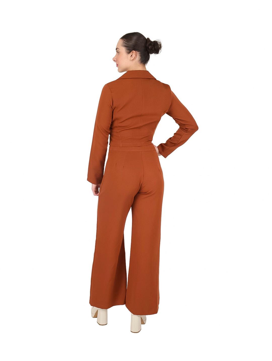 Mujer vistiendo un conjunto de blazer corto y pantalón ancho en color camel.