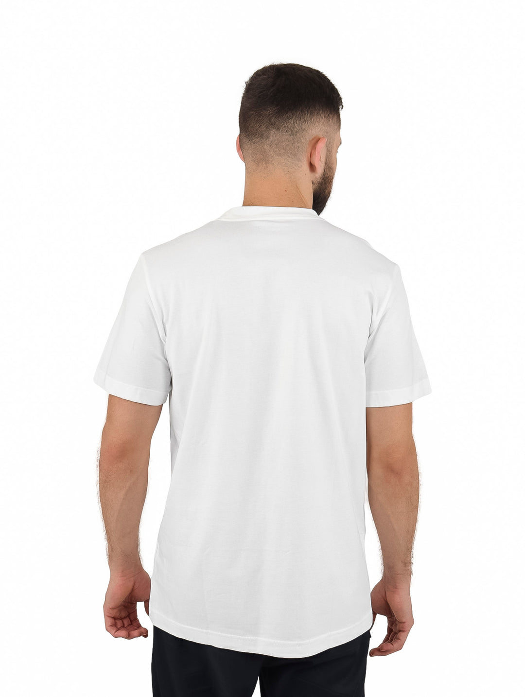 Hombre vistiendo una camiseta blanca de manga corta con un pequeño logo negro centrado de Calvin Klein.
