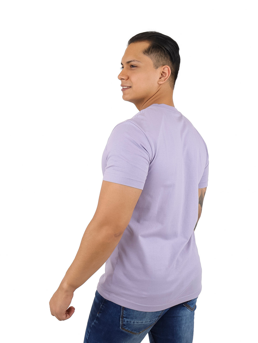 Hombre vistiendo una camiseta de manga corta color morado claro con un pequeño logo central negro de Calvin Klein.